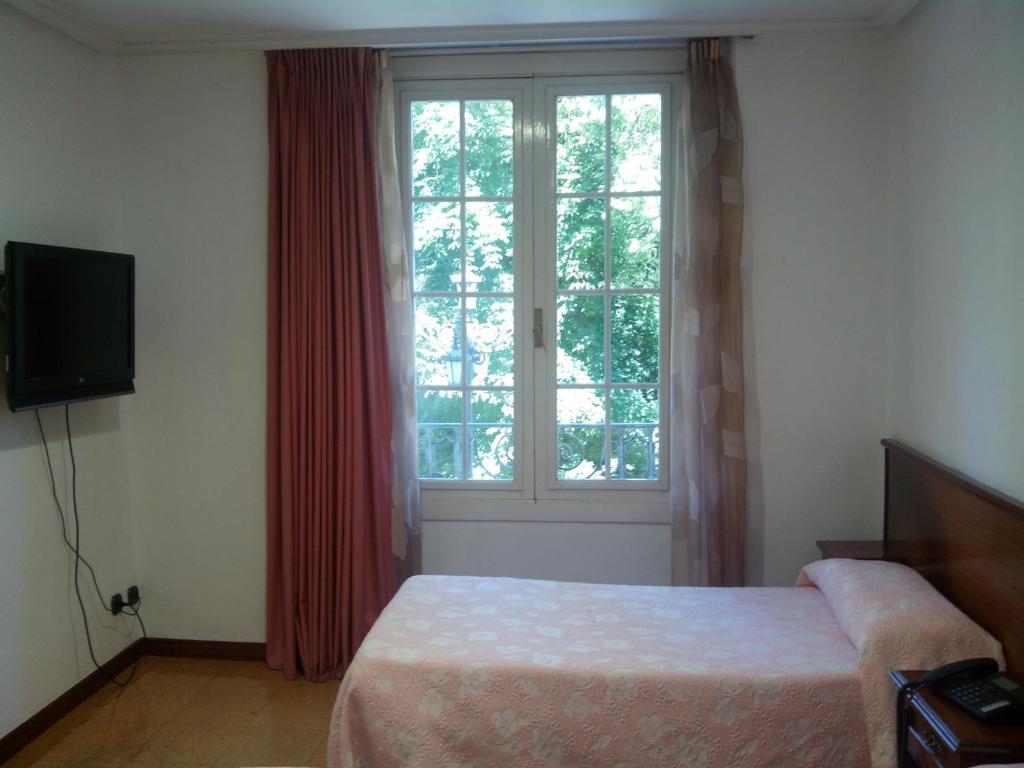 Santacruz Hotel โอเบียโด ภายนอก รูปภาพ